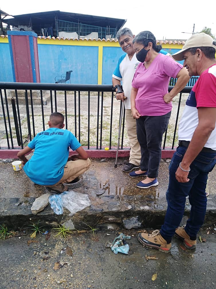 #Cojedes// A través del Plan Cero Fugas y la @VenAppSocial el personal de #Hidrocentro realizó la reparación de una fuga en toma domiciliaria en el Callejón El Molino del Municipio #EzequielZamora